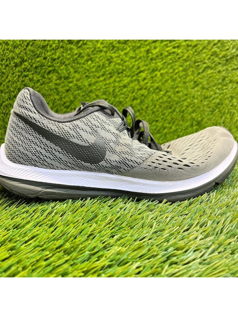 Nike Air Zoom Winflo 4 Womens Size 8 Olive Black Athletic Running Shoes Sneakers
